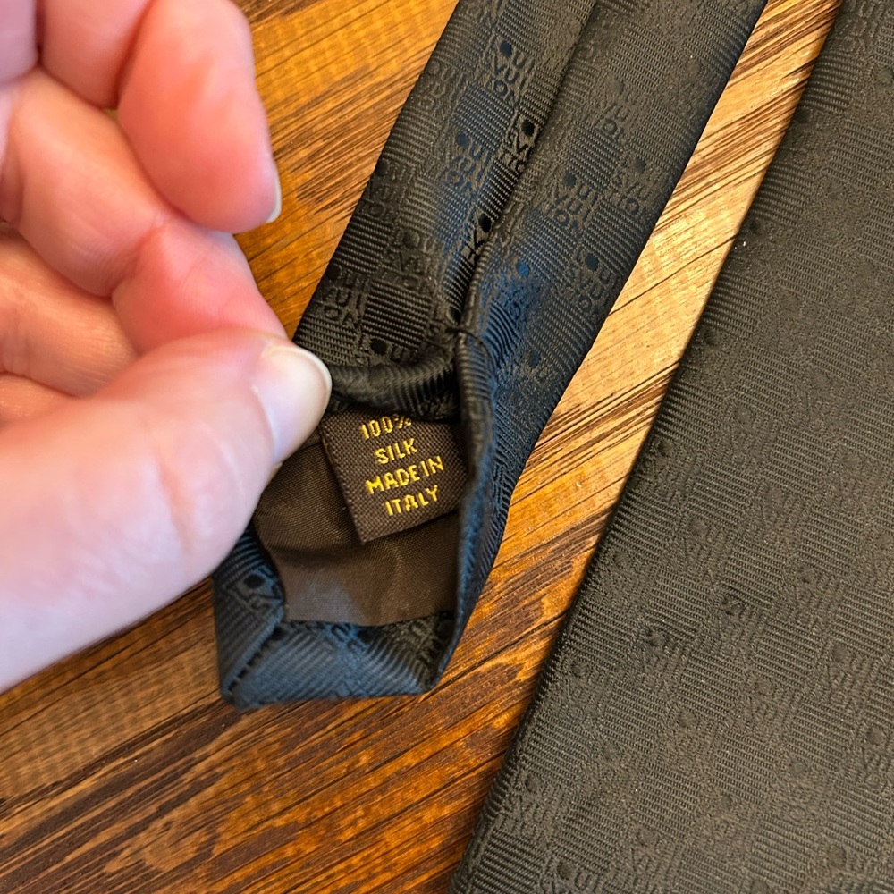 LV black silk tie in checkered all back pattern - Picture 5 of 6